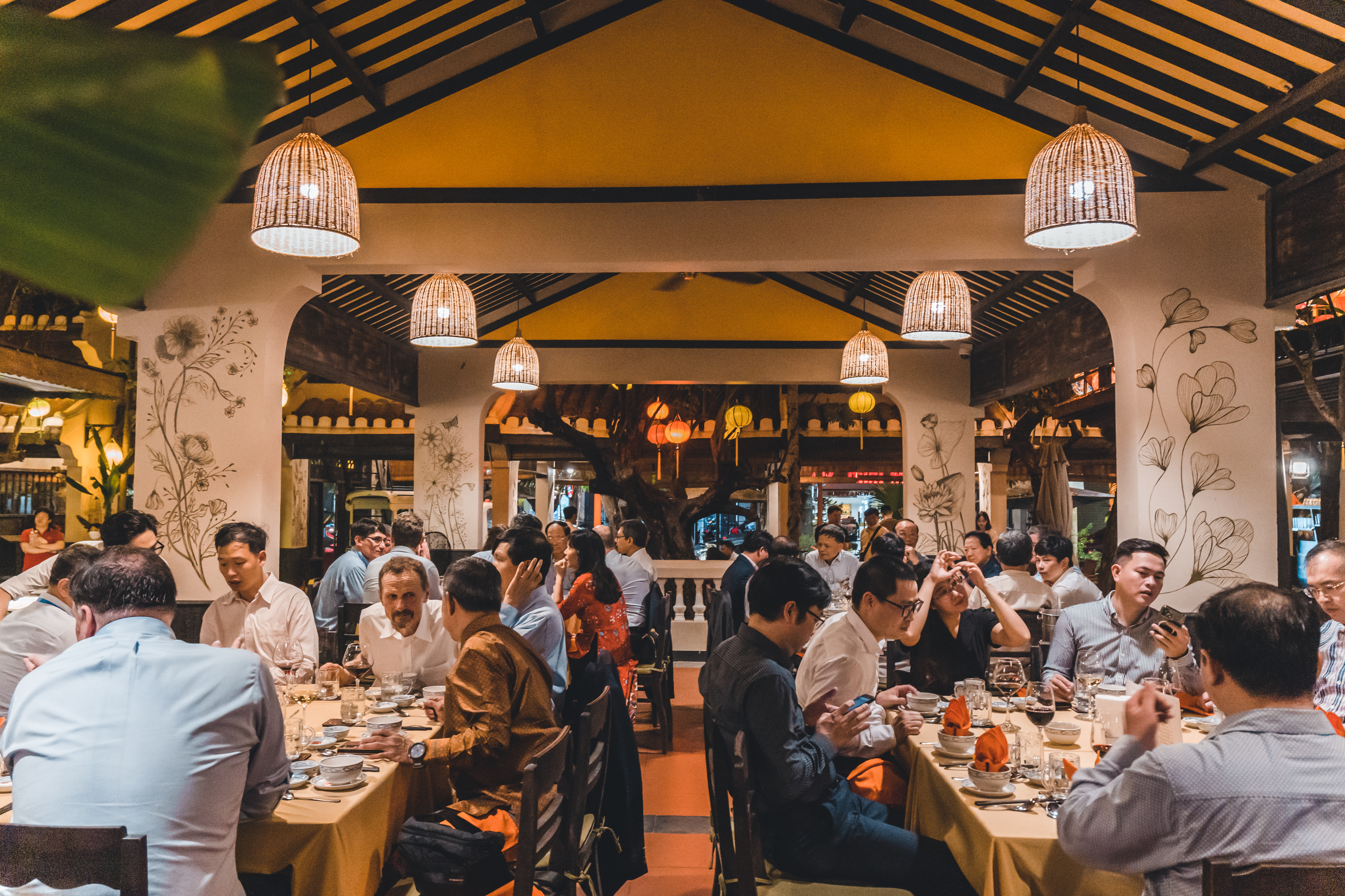  TIỆC YEAR END RỘN RÃ - TRONG KHUÔN VIÊN NGON THỊ HOA